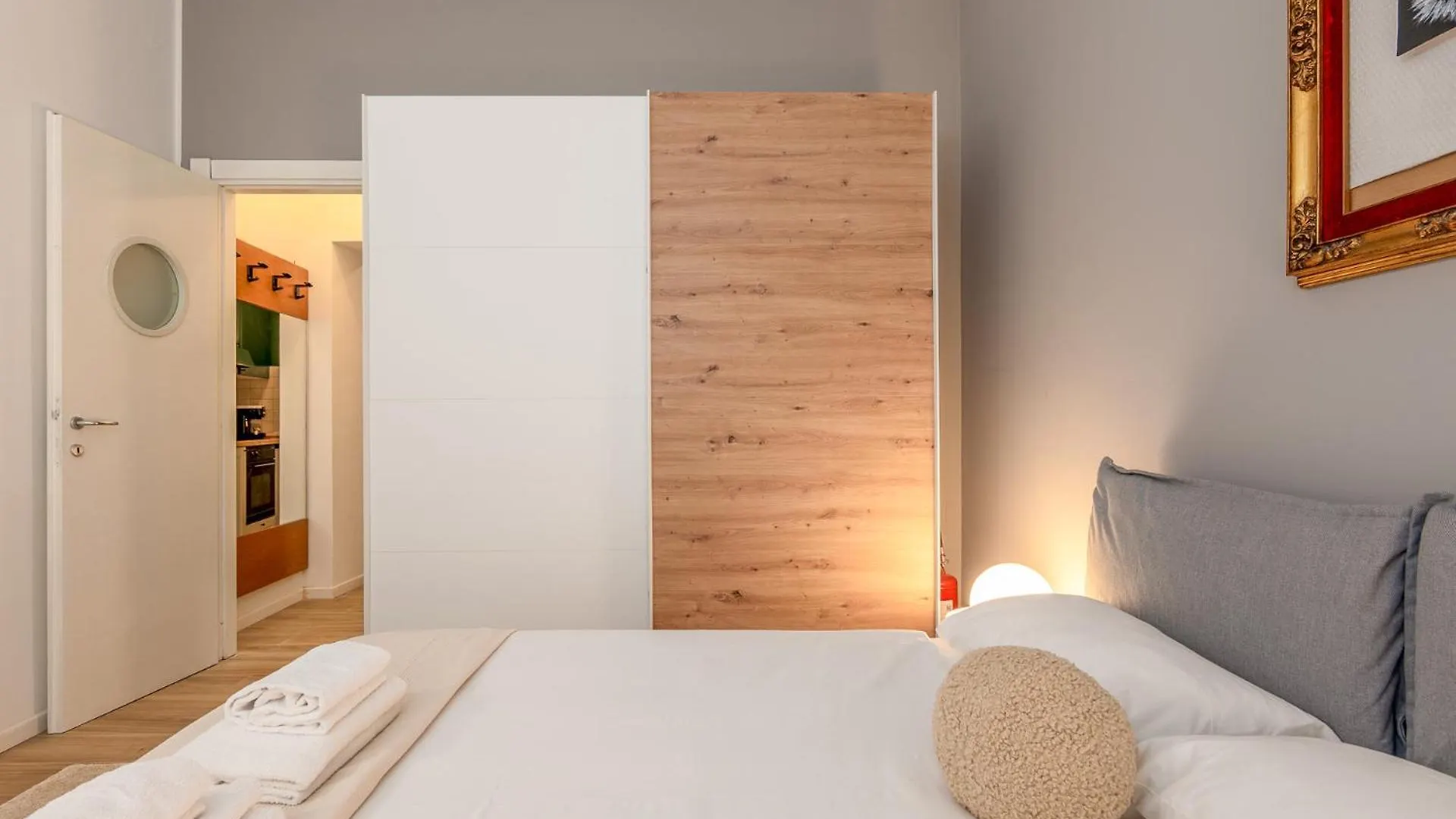 Elegant And Stylish Design Apartments In Brera Near The Metro Mediolan